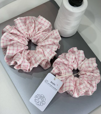 Scrunchies vải đũi caro nơ hồng