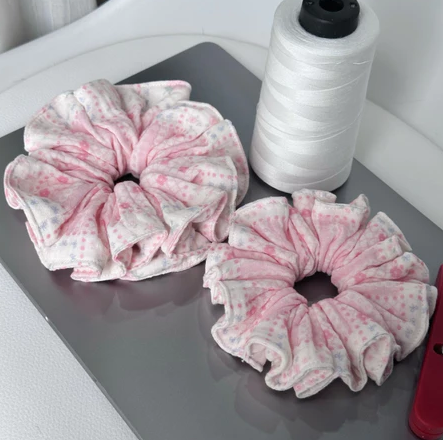 Scrunchies vải xô muslin caro dâu tây hồng