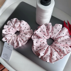 Scrunchies vải đũi chấm bi nền hồng pastel