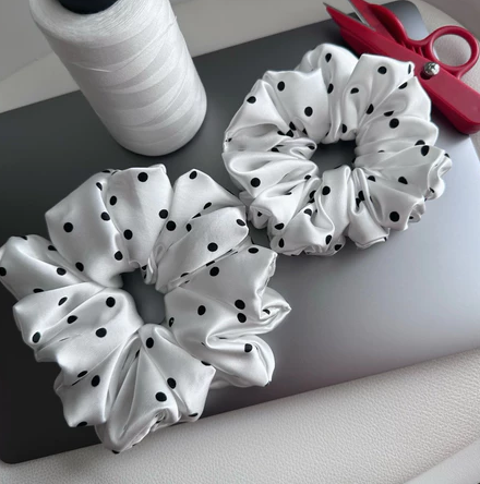 Scrunchies vải lụa chấm bi